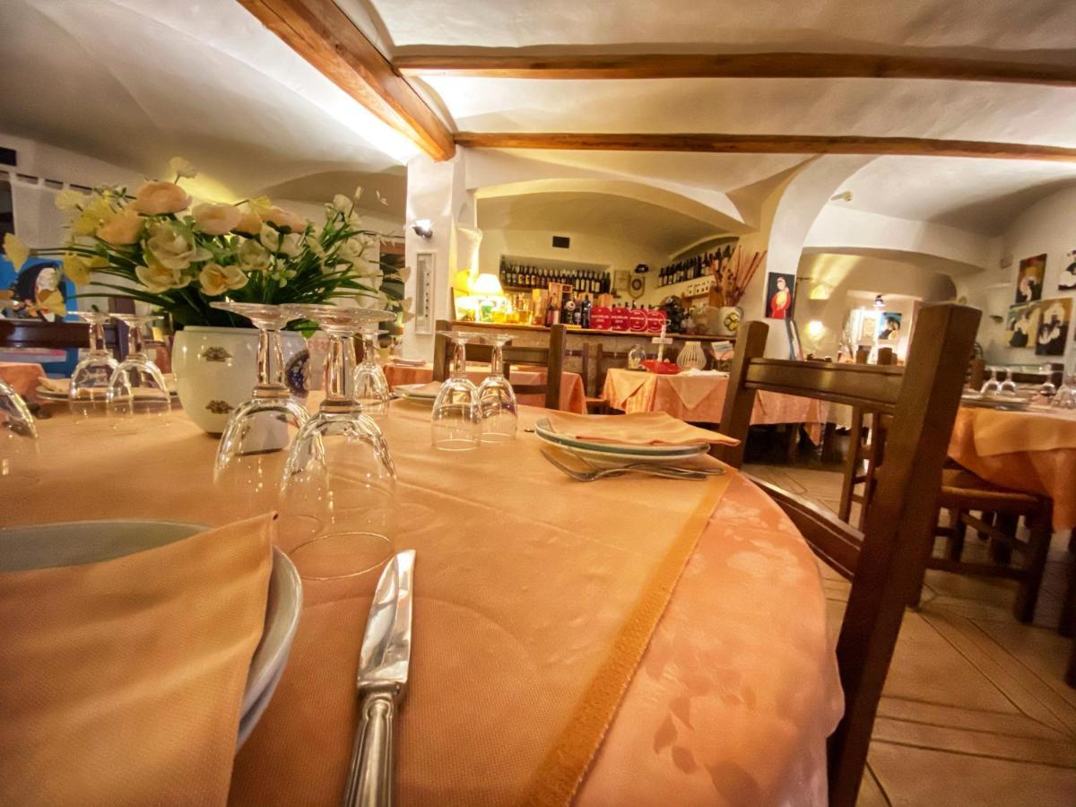 Locanda Tipica Sa Corte Oliena Eksteriør billede