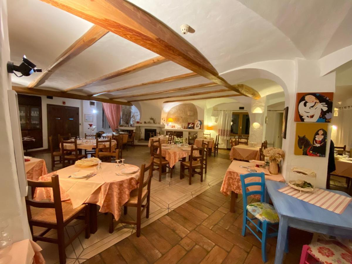 Locanda Tipica Sa Corte Oliena Eksteriør billede